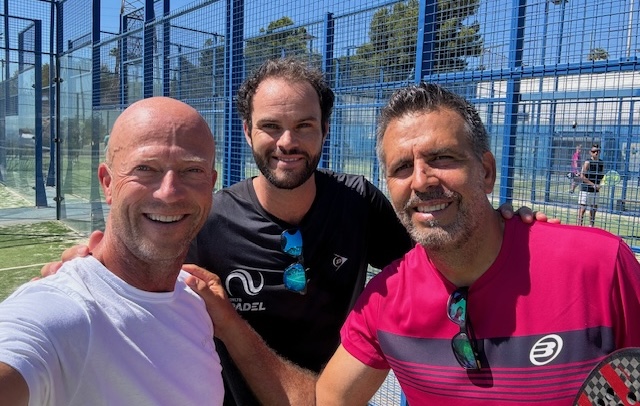 Nederlandse padelspelers trainen onder begeleiding van bondscoach Uriël Maarsen.