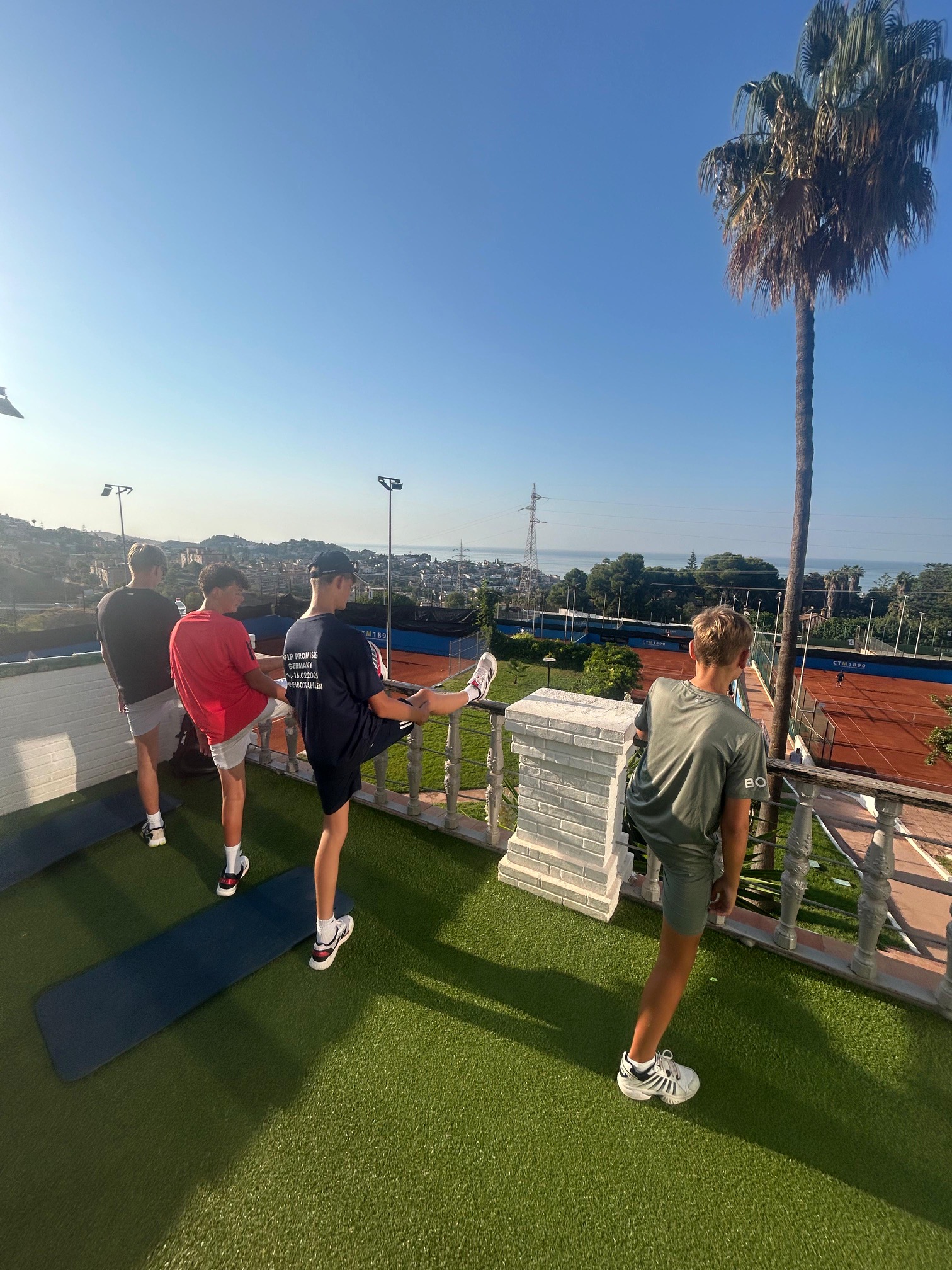 Padel clinic deelnemers genieten van training in zonovergoten Málaga