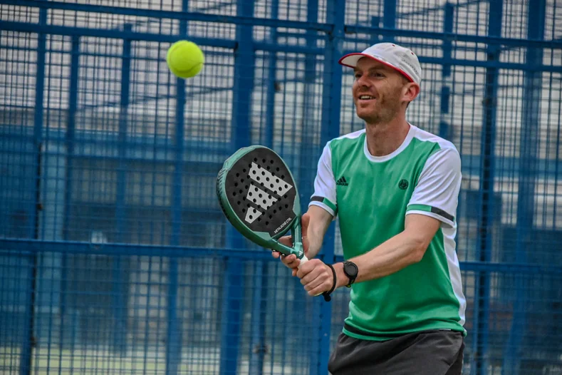 Professionele padel training in Málaga - Spelers in actie op de baan